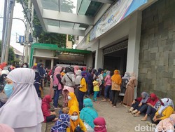 Ratusan Karyawan Terdampak COVID-19 di Sidoarjo Abaikan Prokes Saat Ambil BLT