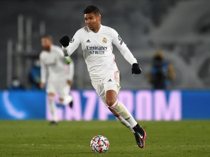 MADRID, SPAIN - DECEMBER 09:  Casemiro of Real Madrid controls the ball during the UEFA Champions League Group B stage match between Real Madrid and Borussia Moenchengladbach at Estadio Alfredo di Stefano on December 09, 2020 in Madrid, Spain. Sporting stadiums around Spain remain under strict restrictions due to the Coronavirus Pandemic as Government social distancing laws prohibit fans inside venues resulting in games being played behind closed doors. (Photo by Denis Doyle/Getty Images)