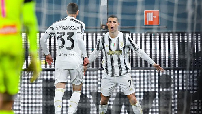GENOA, ITALY - DECEMBER 13: Cristiano Ronaldo of Juventus (R) celebrates with his team-mate Federico Bernardeschi after scoring his second goal on his second penalty kick during the Serie A match between Genoa CFC and Juventus Fc at Stadio Luigi Ferraris on December 13, 2020 in Genoa, Italy. (Photo by Paolo Rattini/Getty Images)