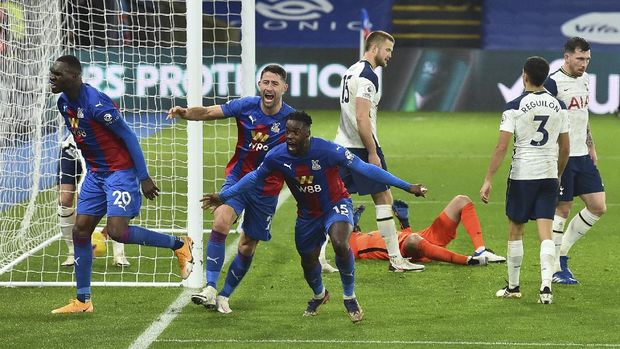 Crystal Palace vs Tottenham Hotspur di Liga Inggris Crystal Palace's Jeffrey Schlupp, (15) center, celebrates after scoring his sides 1st goal of the game during their English Premier League soccer match between Crystal Palace and Tottenham Hotspur at Selhurst Park in London, Sunday, Dec., 13, 2020. (Glyn Kirk/ Pool via AP))
