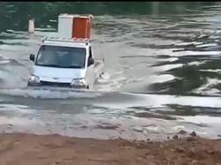 Gak Habis Pikir, Daihatsu Gran Max Ini Seberangi Sungai Bak Kendaraan Amfibi