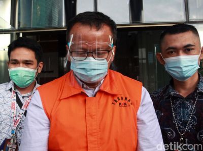 Eks Menteri KKP Edhy Prabowo Tertunduk Saat Tinggalkan Gedung KPK