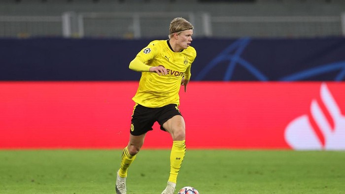 DORTMUND, GERMANY - NOVEMBER 24: Erling Haaland of Dortmund runs with the ball during the UEFA Champions League Group F stage match between Borussia Dortmund and Club Brugge KV at Signal Iduna Park on November 24, 2020 in Dortmund, Germany. (Photo by Lars Baron/Getty Images)