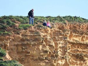 Ya Ampun! Ayah Santuy Fotoin Anak yag Duduk di Bibir Jurang Tanpa Pengaman