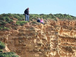 Ya Ampun! Ayah Santuy Fotoin Anak yag Duduk di Bibir Jurang Tanpa Pengaman
