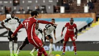 Dari catatan Transfermarkt, berikut 10 pencetak gol penalti terbanyak di tahun 2020 pada lima laga top Eropa. Dari nomor buncit, ada striker Liverpool, Mohamed Salah dengan delapan gol (Getty Images/Pool)