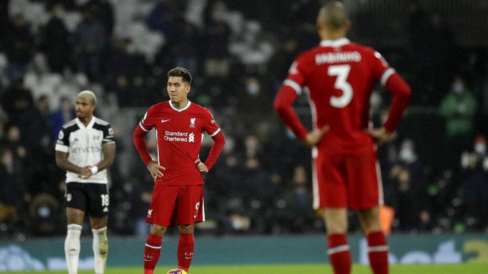 Liverpools Roberto Firmino, center, waits for the game to restart after Fulham scored the opening goal during the English Premier League soccer match between Fulham and Liverpool, at Craven Cottage stadium, London, Sunday, Dec. 13, 2020. (AP photo/Matt Dunham, Pool)