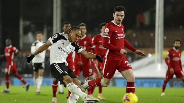 Fulham's Bobby Decordova-Reid scores the opening goal during the English Premier League soccer match between Fulham and Liverpool, at Craven Cottage stadium, London, Sunday, Dec. 13, 2020. (AP photo/Matt Dunham, Pool)