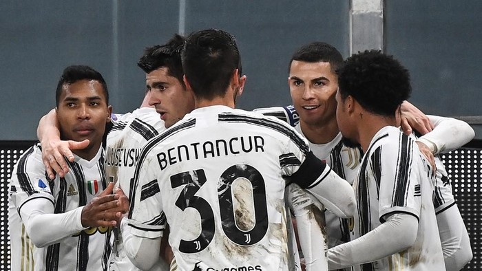 Juventus Portuguese forward Cristiano Ronaldo (2ndR) celebrates after scoring his second penalty during the Italian Serie A football match Genoa vs Juventus on December 13, 2020 at the Luigi-Ferraris stadium in Genoa. (Photo by Marco BERTORELLO / AFP)