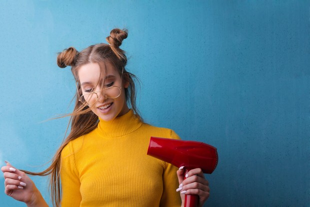 Ilustrasi penggunaan hair dryer / pexels.com (Andrea Piacquadio) Penggunaan hair dryer dengan suhu tinggi tidak baik untuk rambut