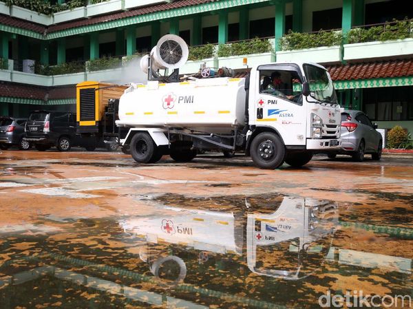 Jelang Pembelajaran Tatap Muka, SMPN 252 Disemprot Desinfektan