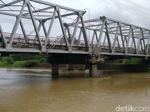 Pria Ini Nekat Lompat ke Sungai dari Jembatan Sipait Pekalongan