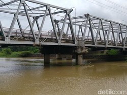 Pria Ini Nekat Lompat ke Sungai dari Jembatan Sipait Pekalongan