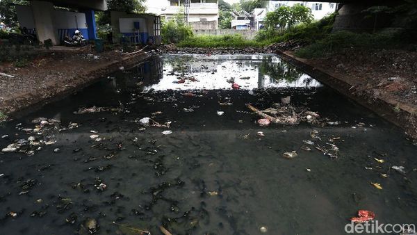 Jorok! Bantaran Kali di Kolong Jembatan Tol Jati Warna Penuh Sampah