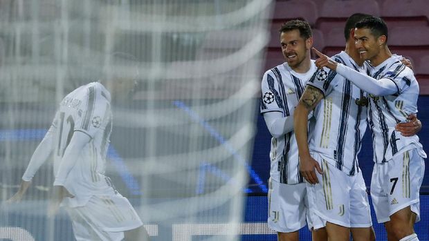 Juventus' Cristiano Ronaldo celebrates with teammates after socoring a penalty kick during the Champions League group G soccer match between FC Barcelona and Juventus at the Camp Nou stadium in Barcelona, Spain, Tuesday, Dec. 8, 2020. (AP Photo/Joan Monfort)