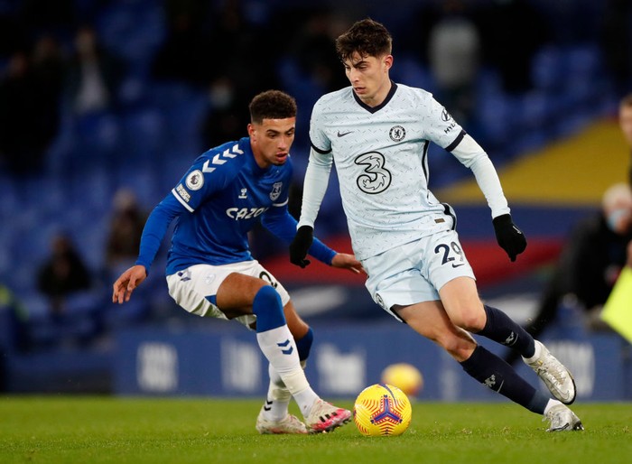LIVERPOOL, ENGLAND - DECEMBER 12:  Kai Havertz of Chelsea in action during the Premier League match between Everton and Chelsea at Goodison Park on December 12, 2020 in Liverpool, England. A limited number of spectators (2000) are welcomed back to stadiums to watch elite football across England. This was following easing of restrictions on spectators in tiers one and two areas only. (Photo by Clive Brunskill/Getty Images)