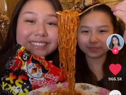 Kakak Adik Ini Review Samyang, Netizen Fokus ke Dapur yang Super Mewah