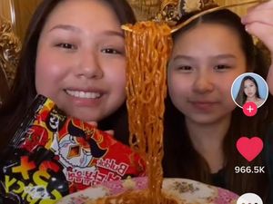 Kakak Adik Ini Review Samyang, Netizen Fokus ke Dapur yang Super Mewah Kakak Adik Ini Review Samyang, Netizen Fokus ke Dapur yang Super Mewah