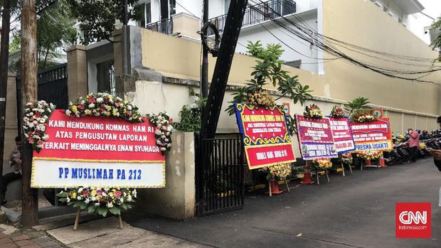Sejumlah karangan bunga yang dikirim oleh para pendukung FPI terpajang di halaman depan Gedung Komnas HAM RI, Senin (14/12)