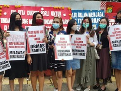 Dukung Proses Hukum ke Habib Rizieq, Massa Bagi-bagi Bunga di Polda Metro