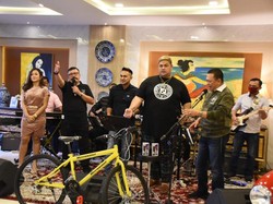Bareng Tiga Artis, Bamsoet Giveaway 2 Sepeda Kuning hingga 2 Ponsel