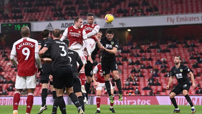 LONDON, ENGLAND - DECEMBER 13: Gabriel of Arsenal heads wide under pressure from James Tarkowski of Burnley during the Premier League match between Arsenal and Burnley at Emirates Stadium on December 13, 2020 in London, England. A limited number of spectators (2000) are welcomed back to stadiums to watch elite football across England. This was following easing of restrictions on spectators in tiers one and two areas only. (Photo by Laurence Griffiths/Getty Images)