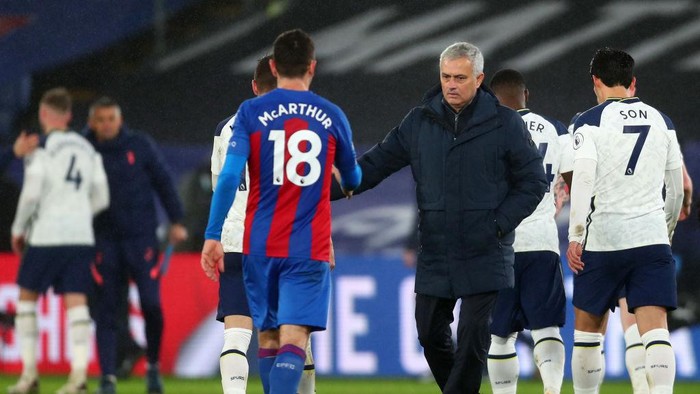 LONDON, ENGLAND - DECEMBER 13: Jose Mourinho, Manager of Tottenham Hotspur shakes hands with James McArthur of Crystal Palace following the Premier League match between Crystal Palace and Tottenham Hotspur at Selhurst Park on December 13, 2020 in London, England. A limited number of spectators (2000) are welcomed back to stadiums to watch elite football across England. This was following easing of restrictions on spectators in tiers one and two areas only. (Photo by Clive Rose/Getty Images)