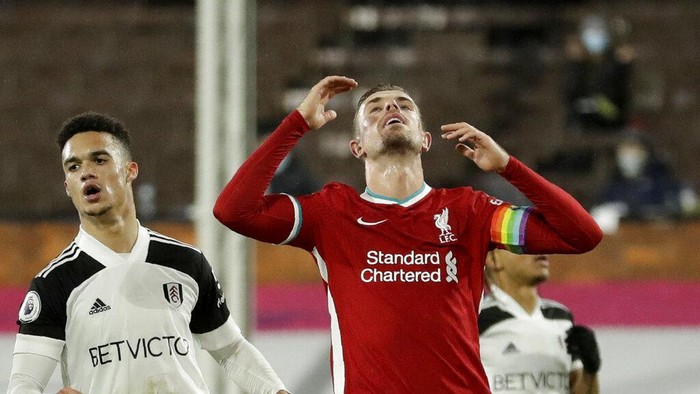 Liverpools Jordan Henderson reacts after failing to score during the English Premier League soccer match between Fulham and Liverpool, at Craven Cottage stadium, London, Sunday, Dec. 13, 2020. (AP photo/Matt Dunham, Pool)