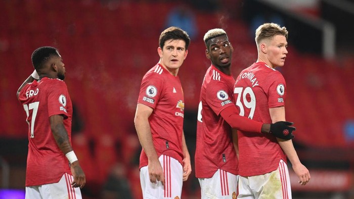 MANCHESTER, ENGLAND - DECEMBER 12: (L-R) Fred, Harry Maguire, Paul Pogba and Scott McTominay of Manchester United stand in a wall as they defend a free kick during the Premier League match between Manchester United and Manchester City at Old Trafford on December 12, 2020 in Manchester, England. The match will be played without fans, behind closed doors as a Covid-19 precaution. (Photo by Michael Regan/Getty Images)