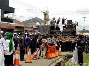 Aksi di Mapolres Tasikmalaya, Massa Minta Habib Rizieq Dibebaskan