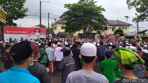 Massa pendukung Habib Rizieq geruduk Polres Cianjur. Massa pendukung Habib Rizieq geruduk Polres Cianjur.
