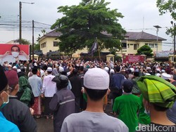 Desak Habib Rizieq Dibebaskan, Massa FPI Geruduk Polres Cianjur