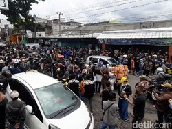 Minta Penghitungan Suara Dihentikan, Pendukung Iwan-Iip Geruduk KPU Tasik