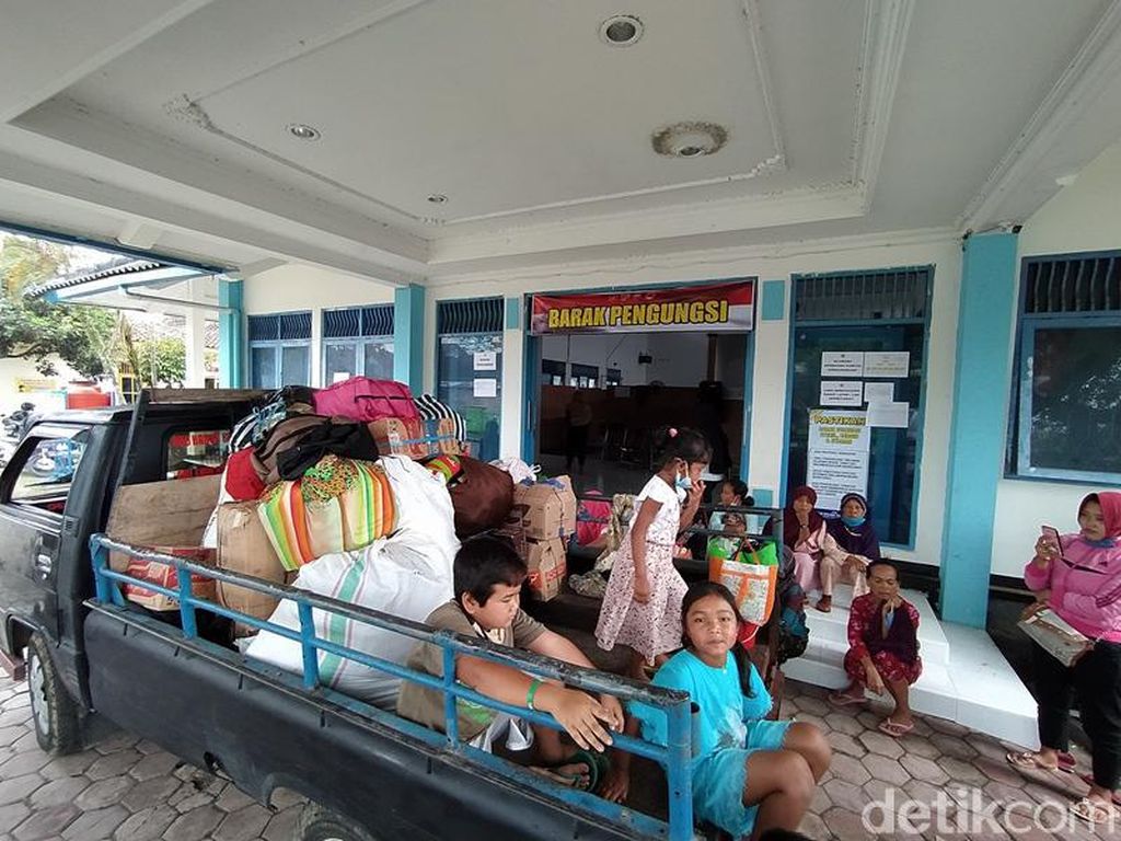 Ratusan Warga Lereng Merapi Tinggalkan Pengungsian Ratusan Warga Lereng Merapi Tinggalkan Pengungsian