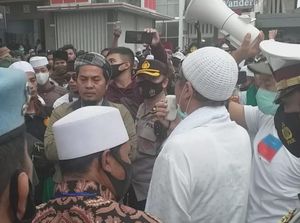 Desak Habib Rizieq Dibebaskan, Massa Datangi Polres Garut