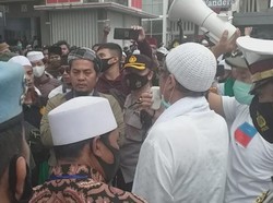 Desak Habib Rizieq Dibebaskan, Massa Datangi Polres Garut