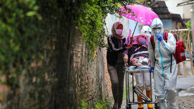 Petugas kesehatan menjemput pasien COVID-19 di Jakarta, Minggu (13/12/2020). Berdasarkan data dari Satgas Penanganan COVID-19 hingga Minggu (13/12) pukul 12.00 WIB di Indonesia tercatat ada penambahan kasus positif COVID-19 sebanyak 6.189 orang sehingga total mencapai 617.820 orang sedangkan pasien sembuh bertambah 4.460 orang menjadi 505.836 orang. ANTARA FOTO/Fauzan/wsj.