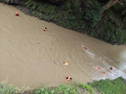 Petugas Susur Sungai Cari Anggota TNI Korban Laka KA Vs Mobil Polisi Sragen