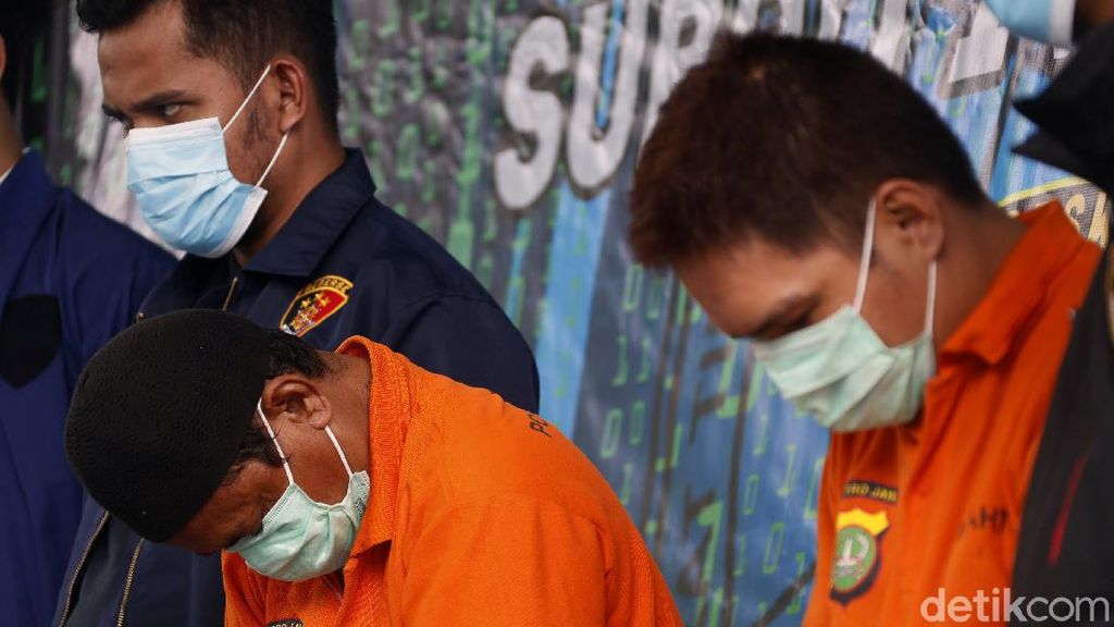 Polisi Tangkap Dua Tersangka Penyebar Berita Bohong Polisi Tangkap Dua Tersangka Penyebar Berita Bohong