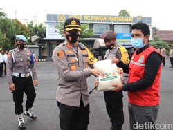 10 Ton Beras Digelontorkan Polisi untuk Warga Tuban Terdampak COVID-19