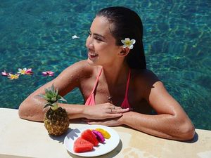 Pose Cantik Karen Nijsen Saat Liburan Sambil Sarapan di Kolam Renang Pose Cantik Karen Nijsen Saat Liburan Sambil Sarapan di Kolam Renang