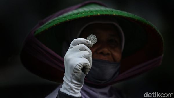 Potret Para Pemburu Koin di Jembatan Sewo Indramayu