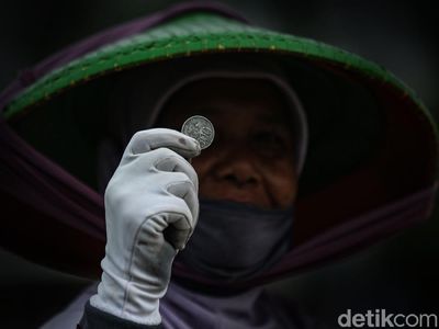 Potret Para Pemburu Koin di Jembatan Sewo Indramayu