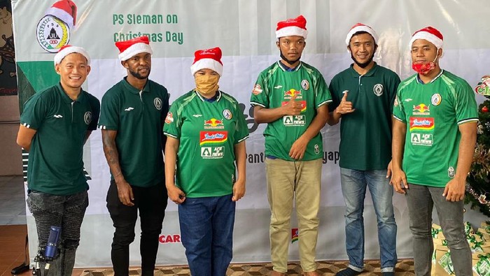 PSS Sleman menyambut Natal 2020 dengan beramal. Super Elja berbagi kebahagiaan dengan anak-anak penyandang disabilitas.