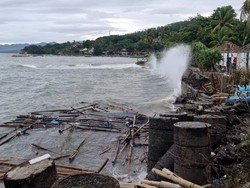 Gelombang Tinggi di Pesisir Palabuhanratu, Perahu Pagang Nelayan Rusak