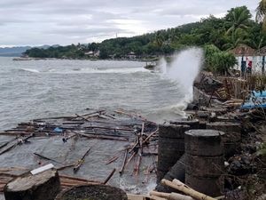 Gelombang Tinggi di Pesisir Palabuhanratu, Perahu Pagang Nelayan Rusak Gelombang Tinggi di Pesisir Palabuhanratu, Perahu Pagang Nelayan Rusak