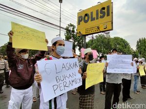 Desak Pembebasan Habib Rizieq, Puluhan Massa Geruduk Polres Kuningan