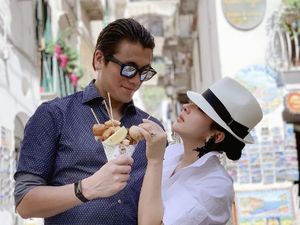 Romantis! Begini Mesranya Reino Barack dan Syahrini Saat Kulineran Romantis! Begini Mesranya Reino Barack dan Syahrini Saat Kulineran