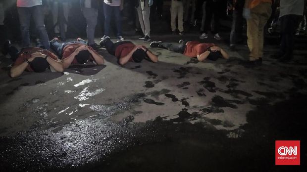 Sejumlah anggota tim penyidik Bareskrim Polri memperagakan adegan saat rekonstruksi kasus penembakan enam anggota laskar Front Pembela Islam (FPI) di Karawang, Jawa Barat, Senin (14/12/2020) dini hari. Rekonstruksi tersebut memperagakan 58 adegan kasus penembakan enam anggota laskar FPI di tol Jakarta - Cikampek KM 50 pada Senin (7/12/2020) di empat titik kejadian perkara. CNN Indonesia/Yogi Anugrah