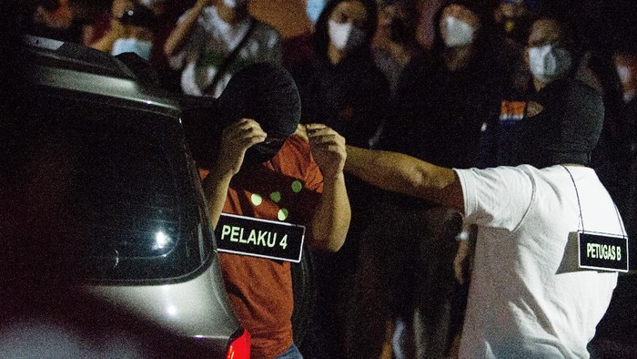 Anggota tim penyidik Bareskrim Polri memperagakan adegan saat rekonstruksi kasus penembakan enam anggota laskar Front Pembela Islam (FPI) di Karawang, Jawa Barat, Senin (14/12/2020) dini hari. Rekonstruksi tersebut memperagakan 58 adegan kasus penembakan enam anggota laskar FPI di tol Jakarta - Cikampek KM 50 pada Senin (7/12/2020) di empat titik kejadian perkara. ANTARA FOTO/M Ibnu Chazar/aww.
